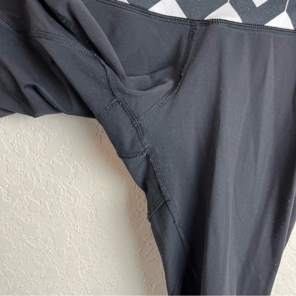 Lululemon Run For Your Life Crop Leggings Chevron - Picture 7 of 15